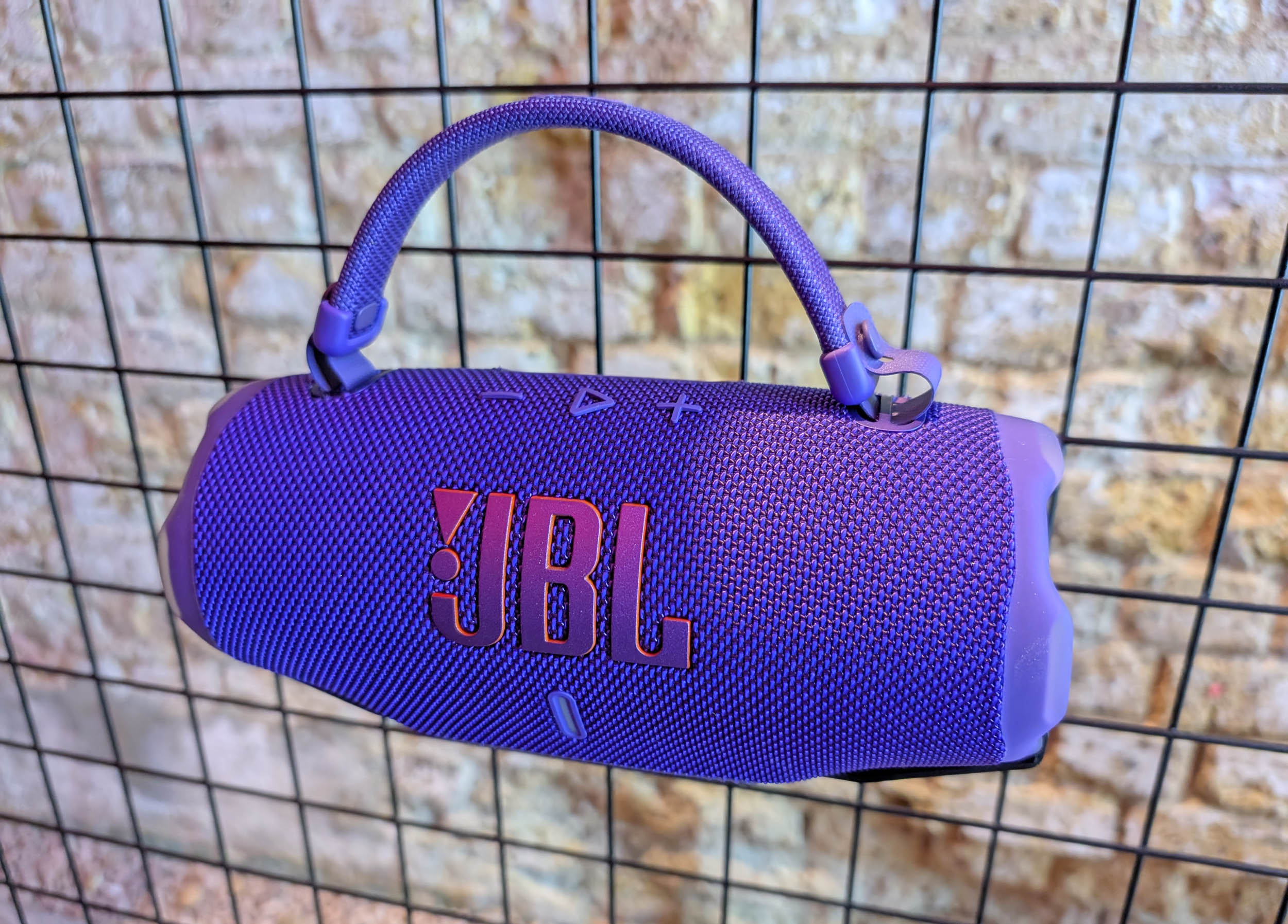 JBL Charge 6 : une autonomie prolongée et un son encore plus immersif