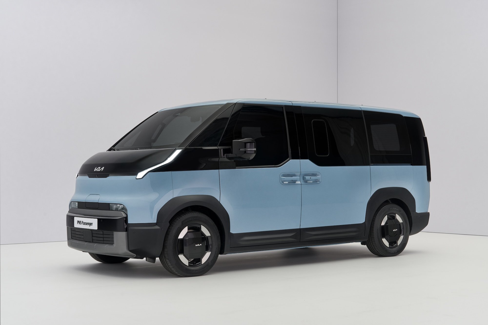 On est monté à bord du Kia PV5, une voiture électrique ultra pratique qui veut ressusciter le Renault Espace