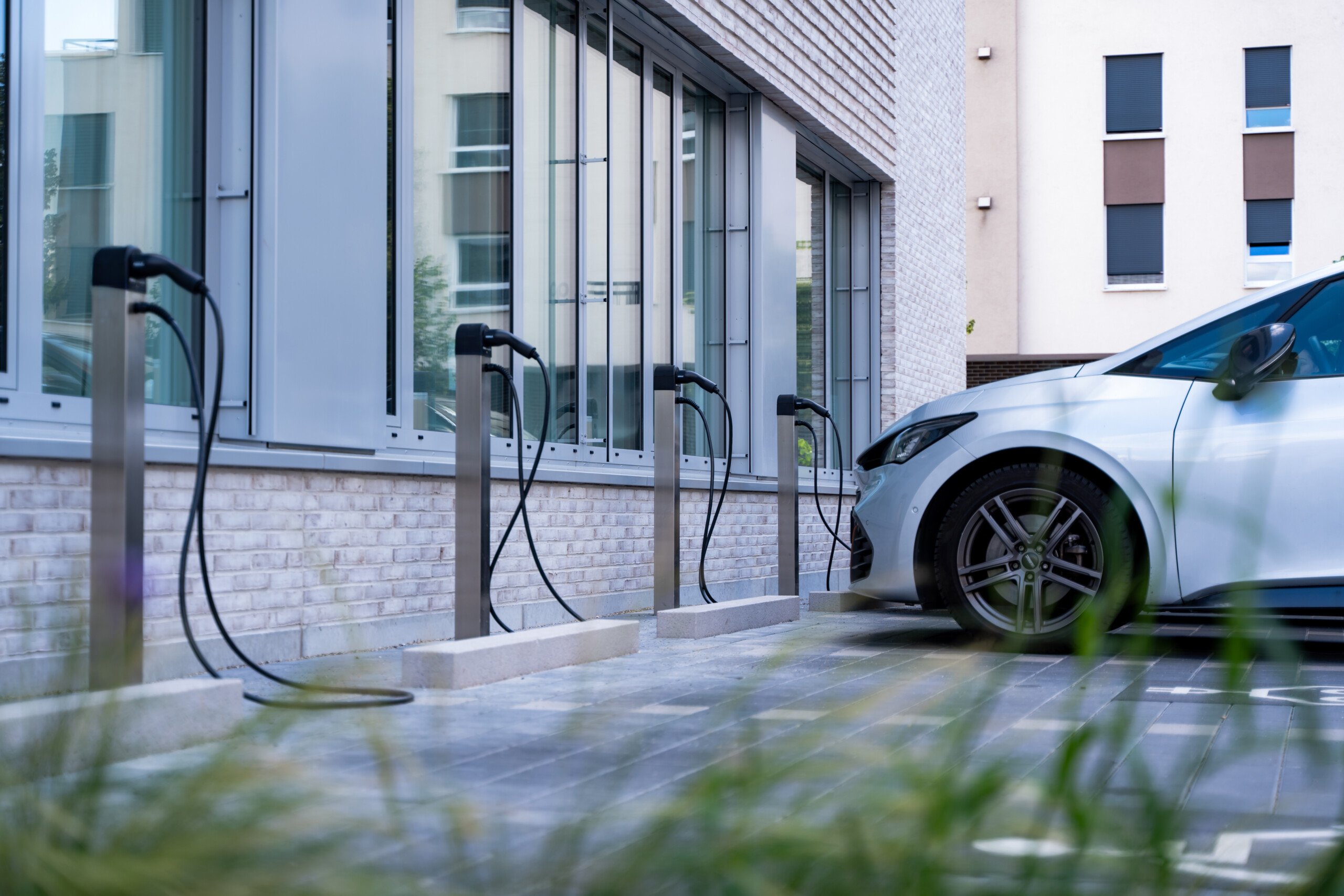 Voici la plus petite borne de recharge au monde pour voiture électrique qui n’oublie pas la puissance maximale