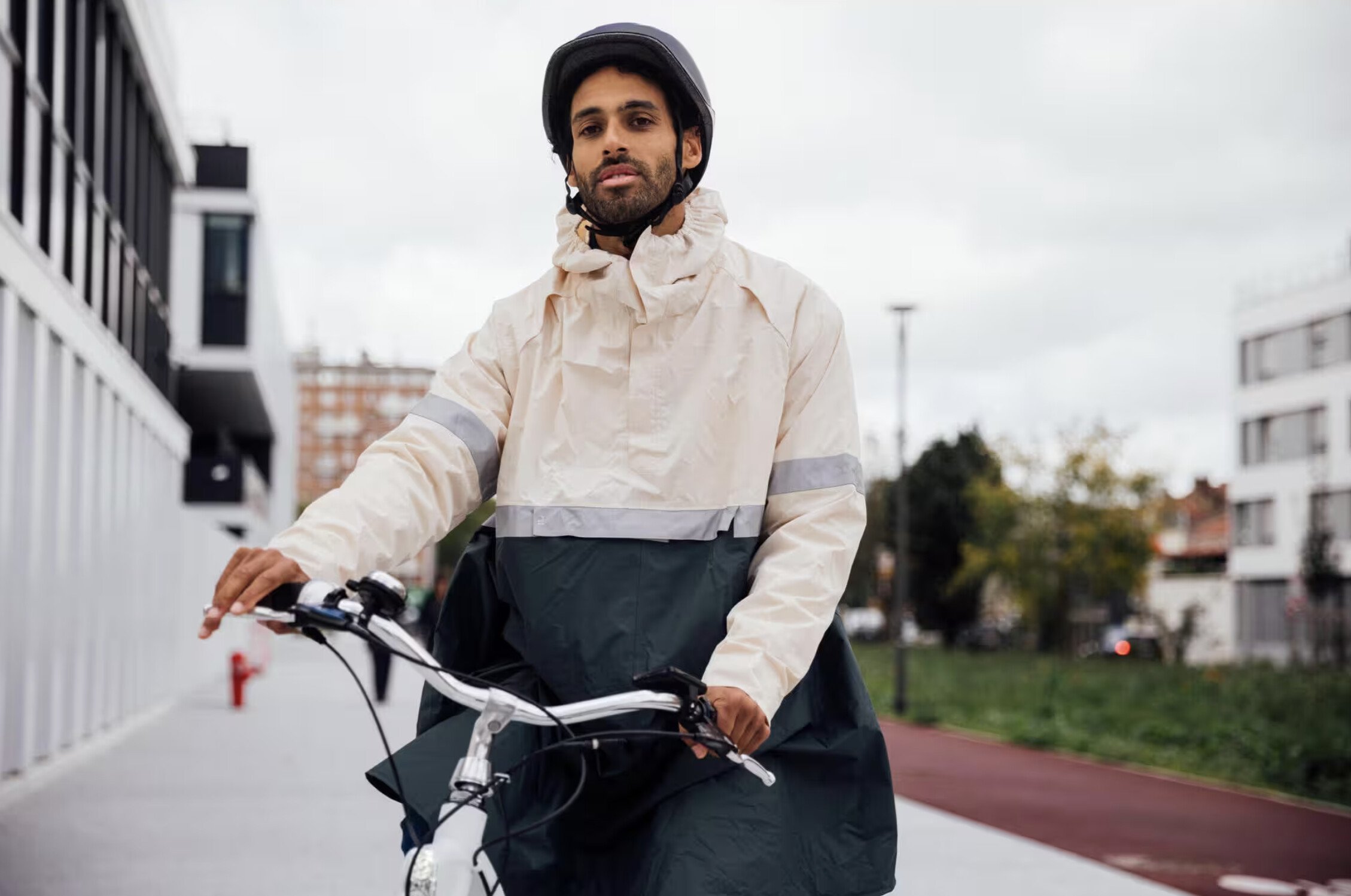 Ce poncho vélo Decathlon se la joue très stylé et très pratique pour vos trajets en ville