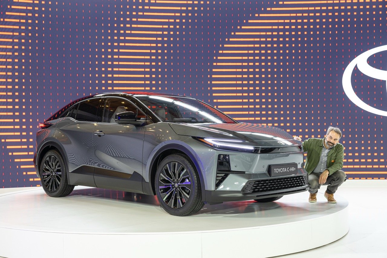 On est montés à bord du Toyota C-HR+, le best-seller hybride passe enfin à l’électrique mais chamboule totalement la recette